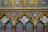 <center>La Sainte-Chapelle.  </center>Sous les fenêtres court une arcature reposant sur un banc continu, et dont les quatre-feuilles encadrent des sculptures représentant des scènes de martyres.  Dans les écoinçons, des anges accueillent ces martyrs.