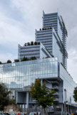 <center>Nouveau Palais de Justice. </center> Ce site constitue le plus grand complexe de tribunaux de droit en Europe. En effet, le bâtiment regroupe le Tribunal de Grande Instance de Paris, le Tribunal de police, Le Tribunal des Affaires de Sécurité Sociale (TASS) et enfin les vingt Tribunaux d’instance rassemblés en une seule entité. Le changement majeur est en effet la fusion des 20 Tribunaux d’instance en vue de la création d’un seul et unique Tribunal d’instance compétent sur les 20 arrondissements de Paris