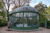 <center>Square des Batignolles. </center> En 1871, une fosse a étté creusée pour y mettre les corps des communards fusillés sous le kiosque à musique.