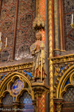 <center>La Sainte-Chapelle.  </center>Sur des culs-de-lampe adossés aux piliers, les statues des Apôtres portent des croix de consécration. Saint Jean.