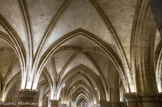 <center>La Conciergerie.</center>  La salle des Gens d'armes, construite dès 1302, sous Philippe le Bel, est un exemple unique en Europe d'architecture civile gothique. Composée de quatre « nefs » voûtées d'ogives, la salle était largement éclairée par des baies géminées dont les traces sont visibles sur le mur de gauche. Quatre travées Nord-Est: dédoublement des colonnes de renfort.