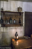 <center>La Conciergerie.</center>  Le concierge.
Le responsable de la Conciergerie portait le simple titre de gardien ou de concierge. Il veillait à la sécurité, à la salubrité et à l'approvisionnement de la prison. La nourriture venait de l'extérieur, mais il avait la charge de la distribution, qui était complexe (il y eut ici jusqu'à 800 prisonniers). La place de gardien était dangereuse. En mai 1794, le concierge d'une prison de Paris sera condamné à mort pour concussion et mauvais traitements envers les détenus.