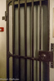 <center>La Conciergerie.</center>  Cette grille marque remplacement du guichet du greffe (aujourd'hui muré), qui constituait aux XVIIe et XVIIIe siècles l'unique entrée de la Conciergerie.
C'est par la cour principale du palais, dite cour du Mai, qu’on accédait, en contrebas de l'escalier, à l'entrée de la prison.
C'est là notamment qu'attendaient les charrettes emmenant les condamnés au lieu de leur exécution.