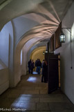 <center>La Conciergerie.</center>  Le couloir des prisonniers constituait l'axe principal de la prison, dans lequel les détenus circulaient à leur guise. Sombre et étroit, il distribuait sur son parcours de nombreuses pièces : la salle du guichet, le bureau du concierge, le greffe, l’arrière-greffe, le parloir, une pièce de repos pour les guichetiers, l’infirmerie, la chapelle, quelques cellules pour femmes... On y a reconstitué le bureau du greffier, chargé d'inscrire les mouvements de détenus sur les registres ; celui du concierge devenu, sous la Révolution, responsable des prisonniers ; la salle de la toilette où les condamnés étaient dépouillés de leurs objets personnels avant leur exécution.