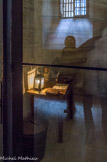 <center>La Conciergerie.</center>  Prisonniers de marque.
Les prisonniers célèbres, ou très riches, pouvaient obtenir une chambre individuelle, où il leur était possible de lire ou de travailler.
On connaît, par les dessins d'Hubert Robert ou de Mariaval (musée Carnavalet) l'aspect intérieur de ce type de cellules, telles qu'elles^ existaient dans les prisons Lazare ou des Madelonnettes...
Il n'est pas certain qu'il y en eût à la Conciergerie car cette prison était normalement réservée aux prévenus comparaissant devant le Tribunal révolutionnaire. Ceux-ci n'y restaient guère car leur exécution était souvent immédiate.
