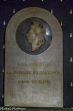 <center>La Conciergerie.</center>  La Chapelle Expiatoire. Dans le vestibule : deux stèles à la mémoire de Louis XVI (médaillon refait) et de Madame Elisabeth