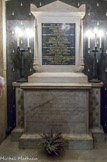 <center>La Conciergerie.</center>  La Chapelle Expiatoire. Dans l'oratoire proprement dit : un cénotaphe de marbre (situé dans l'axe du vestibule) où sont gravés une dédicace latine (composée par Louis XVIII) et un extrait du 