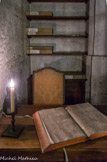 <center>La Conciergerie.</center>  Le greffier était chargé de tenir le registre d'écrou de la prison, dans lequel étaient consignés les mouvements de prisonniers, avec généralement, leur qualité et les motifs de leur condamnation.
Cent trente registres d'écrou originaux de la Conciergerie sont encore conservés, couvrant la période de 1564 à 1795 (Archives de la Préfecture de Police), mais les deux volumes les plus précieux ont disparu pendant la Commune...