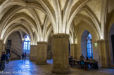 <center>La Conciergerie.</center>  Salle des gardes. XIVe s. Réaménagements dans la seconde moitié du XIXe s. Cette salle constitue le soubassement de la Grand'Chambre. Elle communiquait à l’origine avec le Préau du Roi ou « petit-Jardin», situé à l’Ouest.