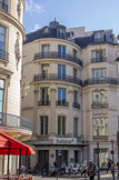 <center>Boulevard des Capucines. </center> En face, au numéro deux, l'hôtel d'Aumont présente la même façade en rotonde. Cet autre vestige de l'énorme opération immobilière de Marin-Delahaye fut habité, à partir de 1785 par le Maréchal D'Aumont, duc et pair de France, qui rallia la révolution avec enthousiasme est reçu en récompense le commandement de la garde nationale.