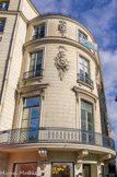 <center>Boulevard des Capucines. </center> Hôtel Radix de Sainte-Foix. Sur des terrains autrefois propriété des religieux Mathurins, le fermier général Charles Marin-Delahayet fit construire 28 hôtel, à la fin du XVIIIe siècle, par l'architecte Aubert. Ici vécurent en 1780 le financier à Radix de Sainte-Foix, et Mirabeau en 1789. Un jardin terrasse orné de treillage, de pyramides, d'arcs de triomphe et de fausses ruines destinées à cacher les cheminées occupaient le toit jusqu'au XIXe siècle. De petits ponts chinois enjambaient un ruisselet qui distribuaient l'eau dans la salle à manger et, depuis la terrasse, dans les salles de bains de l'immeuble.