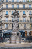 <center>Quartier de ND de Lorette. </center>La fontaine centrale de la place Saint Georges date de 1824, elle servit d'abord d'abreuvoir à chevaux, fut tari en 1906 par la construction du métro Nord-Sud et remise en eau le 10 mai 1995. Le buste de Gavarni, peintre des « lorettes », surmonte la fontaine de depuis 1911, il est l'œuvre de Puech et Guillaume.