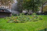 <center>Quartier de ND de Lorette. </center>Ce square porte le nom d’Alex Biscarre, conseiller de Paris en 1959. Il a été créé sur une partie du jardin de l’hôtel particulier acquis par Alexis Dosne, agent de change, en 1832.
Adolphe Thiers épouse sa fille en 1833 et s’installe dans ces lieux à partir de 1840.