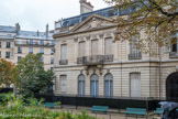 <center>Quartier de ND de Lorette. </center>En 1905, Félicie Dosne, belle-sœur de Thiers, en fait don à l’Institut de France « pour qu’il soit affecté à la création d’une bibliothèque moderne et plus particulièrement d’histoire de France ». Comme l’hôtel particulier, le jardin appartient toujours à l’Institut de France qui le met à la disposition du public, dans le cadre d’une convention avec la Ville de Paris.