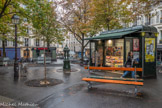 <center>Quartier de ND de Lorette. </center>Place G. Toudouze. Une fontaine Wallace. En 1857, les kiosques à journaux de la ville de Paris ont été conçus par l'architecte français Gabriel Davioud. En 2016, la maire de Paris Anne Hidalgo propose de les remplacer par de nouveaux modèles plus modernes et fonctionnels.