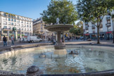 <center> Les cabarets. </center> Place Pigalle. De 1812 à 1862, se tenait le marché aux modèles : les grisettes (car elles portaient des blouses grises) s'arrêtaient à la fontaine.