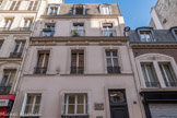 <center> Les cabarets. </center> Le Chat noir a été fondé en novembre 1881 par Rodolphe Salis sur le bd Rochechouart. Rodolphe Salis, effrayé par les voyous du quartier, abandonne le cabaret du boulevard Rochechouart en 1885, pour installer le Chat noir rue Victor Massé  dans un immeuble de trois étages. Il y créa, avec l'aide d'Henri Rivière, un théâtre d'ombres.