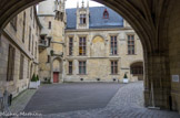 <center>Hôtel de Sens.</center> L'archevêque de Sens avait l'évêché de Paris dans sa circonscription de Quatrième--Lyonnaise et possédait une résidence dans cette ville depuis 1292. Devenu archevêque en 145, Tristan de Salazar reconstruit dans le style flamboyant le plus beau des palais parisiens de cette époque. Paris est érigé en archevêché en  1622, et les archevêques de Sens cessent d'utiliser l'hôtel et le louent. De 1689 à 1743, il devient le siège des 