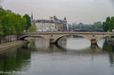 <center>Ile St Louis</center> Pont Louis Philippe. C'est le 29 juillet 1833, pour fêter son accession au trône à l'issue des Trois Glorieuses, que Louis-Philippe pose la première pierre d'un pont suspendu d'abord anonyme, situé dans le prolongement de la rue du Pont-Louis-Philippe (qui vit le jour cette même année). Construit par Marc Seguin et ses frères, il traverse la Seine en biais jusqu'au quai aux Fleurs en passant par l'île Saint-Louis. Pour faire face à l'accroissement de la circulation, il est détruit pour être remplacé par le pont actuel, en 1860. Celui-ci est construit par les ingénieurs Edmond-Jules Féline-Romany et Jules Savarin entre août 1860 et avril 1862, un peu plus en amont que le précédent ouvrage.