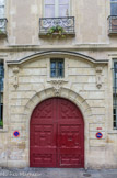 <center>Ile St Louis</center> Quai Bourbon. Hôtel Le Charron, contrôleur de l'extraordinaire des guerres de Picardie. L'hôtel est construit entre 1637 et 1640 par l'architecte français Sébastien Bruand pour le compte de Jean Charron, intendant des Finances.