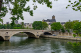 <center>Ile St Louis</center> Pont Louis Philippe.  Chacune des piles de 4 m de large posées dans la Seine est ornée d'une couronne de feuillage en pierre qui entoure une rosace métallique.