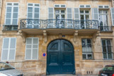 <center>Ile St Louis</center> Hôtel de Jassaud bâti vers 1650 pour Nicolas Jassaud qui fut secrétaire d'état. La façade monumentale avec ses trois frontons et son balcon ouvragé ainsi que le portail sont classés.