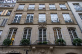 <center>Rue Montorgueil. </center> Architecte Goupy, 1729. La rue porte depuis le XIIIe siècle le nom du mont Orgueilleux, auquel elle conduisait. Cette butte, appelée successivement Mont Superbus (XIIIème siècle), Mont Orgueilleux ou Mont Orgueil (XVème siècle), que l’on rebaptisa Butte aux Gravois au XVIIème, puis Butte Bonne-Nouvelle après la construction de l’église du même nom au XIXème siècle. Cette colline d’une quinzaine de mètres de hauteur n’a en fait rien d’orgueilleuse puisqu’elle s’est constituée avec les gravats, déchets et immondices que les parisiens déposaient ou jetaient de l’autre côté de l’enceinte de Charles V, la montagne d’ordures avait même fini par dépasser la muraille.