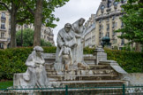 <center>Square Boucicaut</center> Un monument de marbre blanc (1914) rappelle les actions charitables de la pieuse Madame Boucicaut et de son amie la baronne de Hirsch. 
Madame Boucicaut, 1816-1887.
Madame de Hirsch, 1833-1899.
Paul Moreau-Vauthier, statuaire. André Bérard, architecte.