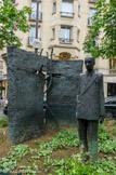 <center>Rue du Cherche Midi</center> Statue de François Mauriac. Le sculpteur allemand Haim Kern a rendu hommage au poète et romancier français François Mauriac en lui érigeant une statue de bronze en 1990. Discrète, cette statue fait dos à un mur - de bronze également - sur lequel ont été gravés des citations de François Mauriac.