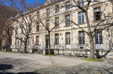 <center>Le lycée Charlemagne.</center> Cette aile date de 1645, le dernier étage est occupé par une bibliothèque de 60 m de long.