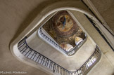 <center>Le lycée Charlemagne.</center> L'escalier d'honneur est construit sur l'emplacement d'une des tours de l'enceinte. Giovanno Gherardini, le peintre des Ducs de Mantoue, réalise le plafond en 1698, qui représente une  