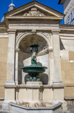 <center>Le lycée Charlemagne.</center> Fontaine devant le lycée. Ancienne maison professe des Jésuites, les bâtiments construits entre 1627 et 1647 sur l'enceinte de Philippe-Auguste, abritent, depuis Napoléon, le lycée Charlemagne. Elle fut la demeure des confesseurs des rois, dont le père de La Chaise confesseurs de Louis XIV avec le Père Michel Le Tellier et de prédicateurs renommés tels Bourdaloue, ou Ménestrier, et le Père Pierre Coton qui fut celui d'Henri IV et de Louis XIII.