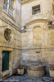 <center>Rue Eginhard.</center> Elle porte le nom d’Éginhard (770-840), historien de Charlemagne. Ancien puits.