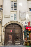 <center>Rue de Sévigné.</center> Ancienne rue de la Culture Sainte-Catherine. Son nom vient de Marie de Rabutin-Chantal, marquise de Sévigné (1626-1696), qui habita l'hôtel Carnavalet de 1677 jusqu'à sa mort. Cet hôtel est depuis devenu le musée historique de la ville de Paris. Ancienne clinique du docteur Raspail entre 1840 et 1848.