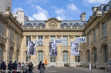 <center>Musée d'Art et d'histoire du judaïsme.</center> La façade sur cour est structurée par un ensemble de pilastres colossaux d'ordre corinthien encadrant de grandes baies. À gauche, Le Muet donne au mur mitoyen, qui correspond au mur de Philippe Auguste, une ordonnance symétrique de l'aile droite, avec pilastres et fausses fenêtres, créant ce qu'on appelle un mur «renard».