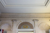 <center>Musée d'Art et d'histoire du judaïsme.</center> L'architecte italien Vincenzo Scamozi, qui voyage en France au début du XVIIe siècle, s'étonne qu'on entre par l'escalier, même dans les grandes maisons. L'hôtel Sully est encore ainsi disposé, mais, vers 1640, l'usage du vestibule, jusque-là exceptionnel, commence à se généraliser. Ici, comme au château de Maisons, un vestibule, traité noblement, à l'antique, avec niches et pilastres, précède l'escalier.