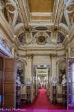 <center>LA GALERIE DES BUSTES. </center> Cette galerie, divisée en deux parties, a été établie sur l'emplacement de la terrasse de Marie de Médicis. Elle avait été couverte par Chalgrin, sous le Premier Empire, pour abriter les archives du Sénat conservateur. Les travaux d'agrandissement de Gisors en 1856 la transforment en un couloir reliant la salle des Séances et l'actuelle salle des Conférences.
C'est ici que le Sénat décide, sous le Second Empire, de rassembler l'ensemble de sa collection de bustes d'anciens sénateurs et pairs de France. A partir de 1880, cette collection sera complétée par les grands hommes de la Troisième République.
C'est par cette galerie que le président du Sénat, passant entre deux haies de gardes républicaines, se rend dans l'hémicycle pour l'ouverture de la séance publique. Soutenus par des putti, des médaillons peints en grisaille représentent les divers attributs des sciences et des arts.