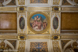 <center>LA GALERIE DES BUSTES. </center> Au plafond quatre médaillons peints par Vauchelet représentant des figures allégoriques entourées d'enfants.