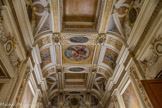 <center>LA GALERIE DES BUSTES. </center>Au plafond quatre médaillons peints par Vauchelet représentant des figures allégoriques entourées d'enfants. La voussure est ornée de panneaux à motifs d'arabesque en camaïeu bleu sur fond or.