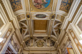 <center>LA GALERIE DES BUSTES. </center> Les portes sont couronnées de motifs de guirlandes de fruits et rubans sur fonde mosaïque. Les pilastres sont ornés de chutes de fruits ornés de rubans.