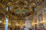 <center>LA SALLE DES CONFERENCES </center> Au pladond, la France peinte par Adolphe Brune en 1854. Elève du baron Antoine-Jean Gros (1771-1835), Adolphe Brune (1802-1875) interprète l'histoire contemporaine du Second Empire, dans deux compositions illustrant la France guerrière et la France pacifique.
Adolphe Brune peint également les médaillons intermédiaires, où des anges porteurs de divers attributs exaltent la France chrétienne, la France guerrière, la Chevalerie et les grandes découvertes.  Le médaillon Les grandes découvertes.