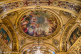 <center>LA SALLE DES CONFERENCES </center> Dans la coupole, une peinture de Jean Alaux (1786-1864) - qui a composé le décor de la salle des Etats généraux à Versailles - est chargée de représenter, selon le programme officiel, l'apothéose de Napoléon Ier - drapé dans son manteau impérial rouge et les bras étendus dans un geste de paix - ainsi que 