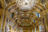 <center>LA SALLE DES CONFERENCES </center> A l'autre extrémité, l'Histoire de France des origines jusqu'à Charlemagne et la France chrétienne et et l'Âge de la Victoire.
