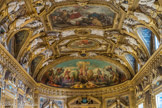 <center>LA SALLE DES CONFERENCES </center>Dans la voussure, la France des origines à Charlemagne. Au plafond, La France guerrière, l'Âge de la Victoire.