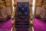 <center>LA SALLE DES CONFERENCES </center> En  face  de  la  cheminée est exposé  le trône qu’occupait Napoléon 1er lorsqu’il assistait aux séances du Sénat Conservateur.  Réalisé en 1804 par les ébénistes Georges  Jacob  et  Jacob-Desmalter d’après un dessin de Chalgrin, il est en bois doré garni de velours  rouge et de broderies d’or où  l’on retrouve  l’abeille comme emblème impérial. Il est orné de deux sphinges caractéristiques du style Empire. Un dais porté par six Victoires en plâtre  doré surmontait ce trône.