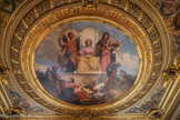 <center>SALON DES MESSAGERS D'ÉTAT </center> Au plafond, un tableau allégorique, destiné au centre du plafond, est commandé au peintre Henri Decaisne. La loi, entourée de la Justice et de la Force, protège l'Ordre et le Travail, tandis que la Gloire récompense les guerriers et la Bienfaisance secourt les malheureux.