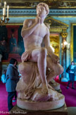 <center>SALON DES MESSAGERS D'ÉTAT </center> Harpocrate, ou le Silence. 1789. Louis-Philippe Mouchy (1734-1801) Marbre. Au Salon de 1789, Louis-Philippe Mouchy présente la statue d'Harpocrate, dieu du Silence, commandée par Louis XVI. L'œuvre, tout d'abord placé dans la salle des Antiques du Louvre, est ensuite déposé au Sénat conservateur.