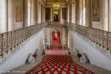 <center>ESCALIER D'HONNEUR </center> Construit par Chalgrin (entre 1800 et 1803) aux dépens de la galerie des Rubens dont les 26 toiles retraçant la vie de Marie de Médicis sont maintenant au Louvre. L'escalier, composé de 48 marches et d'un unique palier de repos, est décoré de six lions antiques en pierre s'inspirant des lions égyptiens des fontaines de Rome. Deux autres lions, ornant initialement l'extrémité supérieure de l'escalier, ont été déposés en 1854 à l'occasion de la création d'une galerie de communication entre les salles du premier étage et le musée du Luxembourg alors situé dans l'enceinte du palais du Luxembourg. Ils ont été ultérieurement replacés dans le prolongement de l'escalier d'honneur, au début du vestiaire des sénateurs.