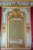 <center>SALON NAPOLEON. </center> Table en marbre reproduisant la lettre de  Napoléon  annonçant  aux  Sénateurs  qu'il  leur  envoie  40  drapeaux  pris  à  Austerlitz  (1805).