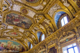 <center>LA SALLE DES CONFERENCES </center> Des lunettes, flanquées de pilastres et de cariatides terminées en gaîne, pénètrent les côtés des deux portions de la voûte. Ces cariatides soutiennent un entablement, couronné d’un fronton coupé.  Le médaillon de l'Asie, l'Âge de la Victoire, le médaillon de l'Europe et le médaillon la France guerrière.